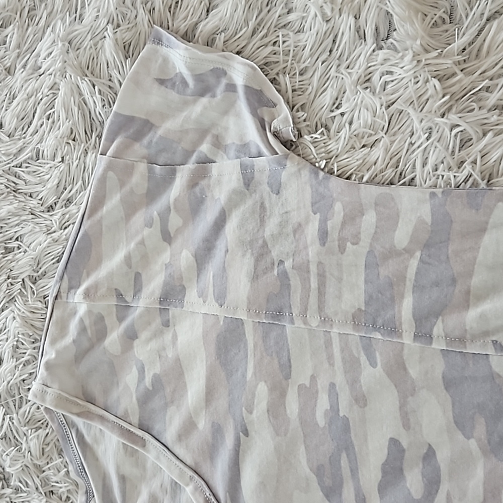 NWT Lucky Brand Los Angeles Camouflage Camo V Neck Tee T-Shirt Womens Small - Picture 7 of 12